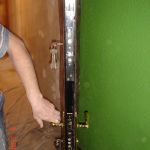 Ремонт,   замена оббивки металлических дверей